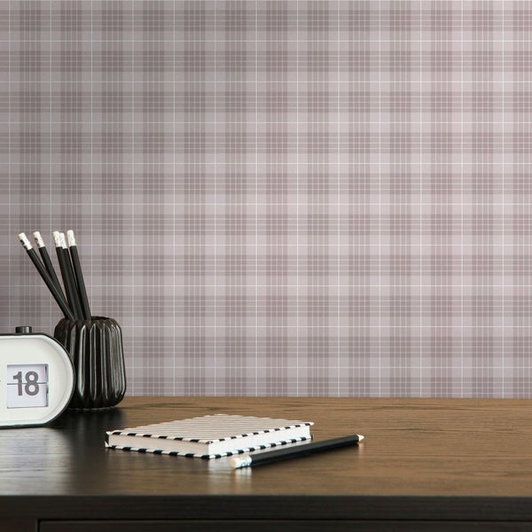 Dekoratives Wohnzimmer mit karierter Tapete, Kommode und Sofa.