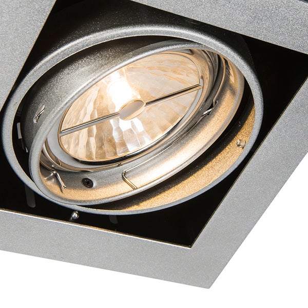 Quadratischer Einbaustrahler aus Metall mit schwenkbarem rundem Einsatz.