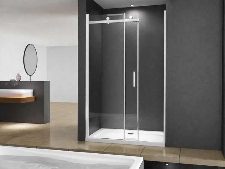Moderne Dusche mit Glasschiebetür auf weißer Duschwanne vor dunkelgrauen Wänden in einem hellen Badezimmer.