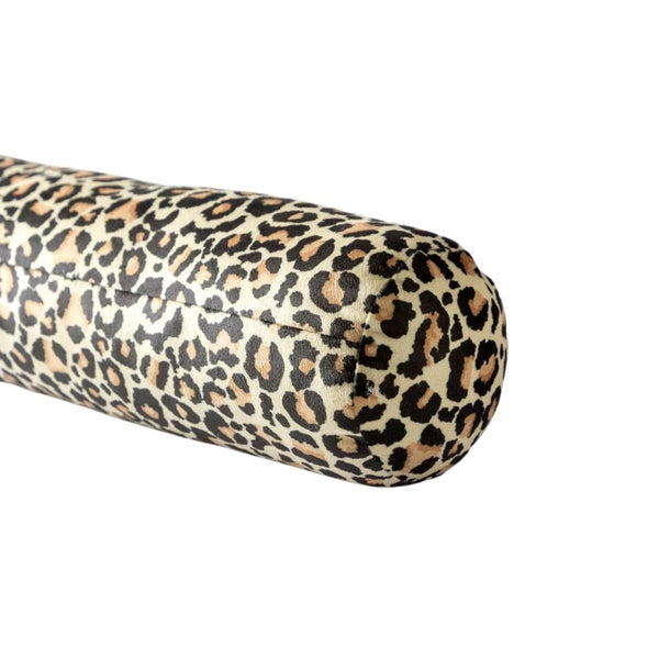 Rollenkissen mit Leopardenmuster