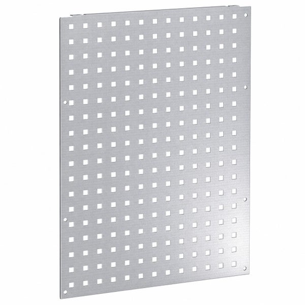 Lochwand aus Metall mit quadratischer Lochung für die Werkzeugaufbewahrung in der Werkstatt oder Garage.