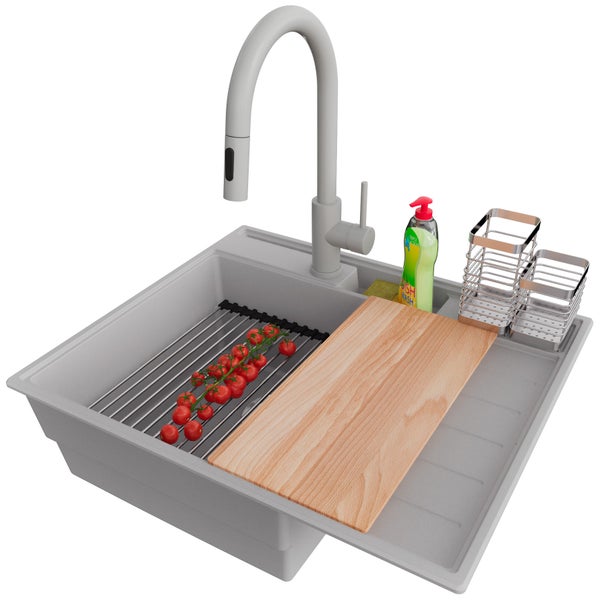 Spültisch mit Armatur, Abtropfgestell, Schneidebrett, Spülmittel und Tomaten