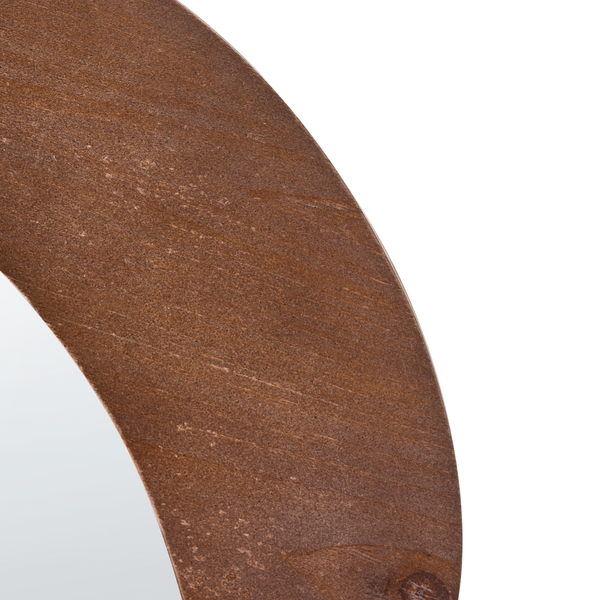 Detailaufnahme eines braunen gebogenen Holzrahmens mit sichtbarer Maserung.