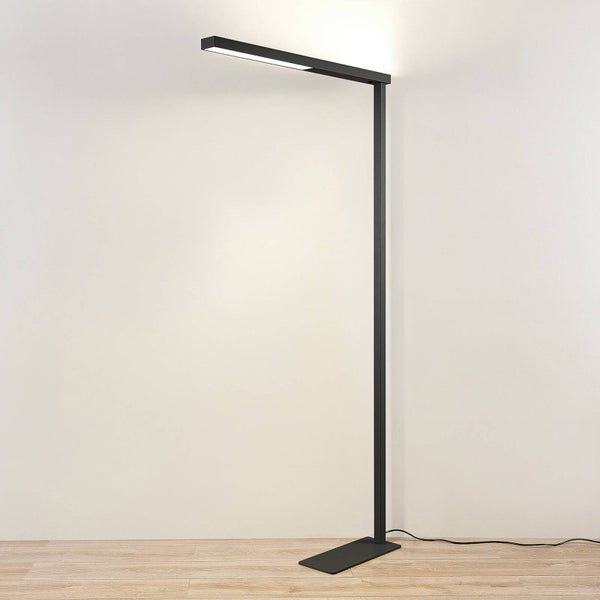 Schwarze LED-Stehlampe in L-Form mit minimalistischem Design und flacher Bodenplatte.