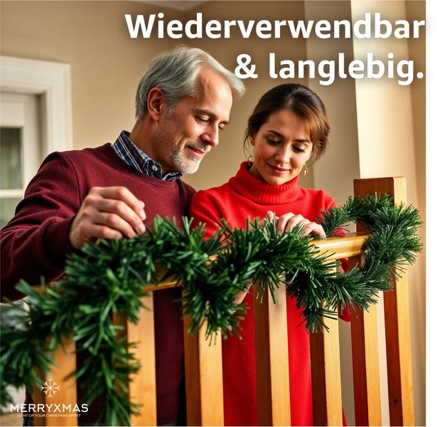 Ein Paar dekoriert eine Treppe mit einer grünen Weihnachtsgirlande; MerryXmas Logo.