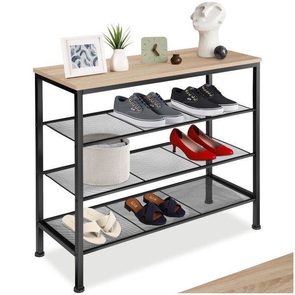 Schuhregal mit drei Ablagen aus Gitter und einer Ablage aus Holz sowie Schuhen und Dekoration