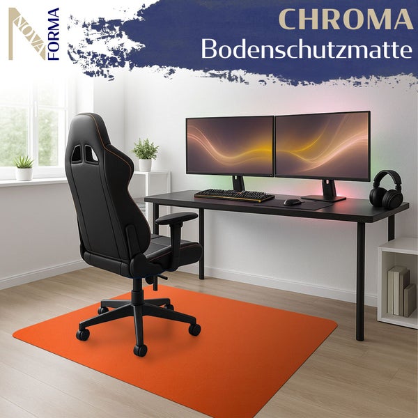 Szene mit einem Schreibtisch, zwei Monitoren, einem Gaming-Stuhl und einer Bodenschutzmatte