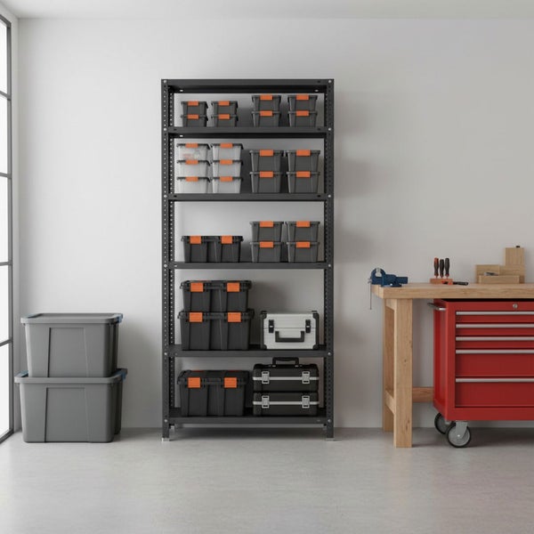 Dunkles Metallregal mit Aufbewahrungsboxen und Werkzeugkoffern neben einer hölzernen Werkbank mit rotem Werkstattwagen in einer hellen Werkstatt.