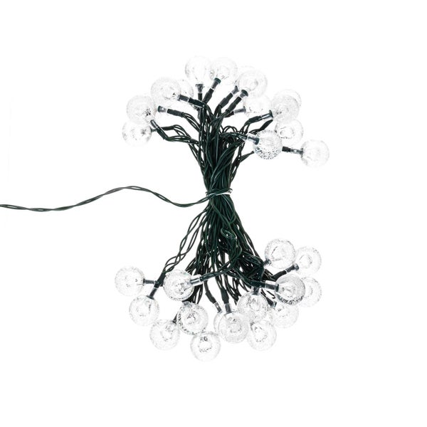 LED-Lichterkette mit Kugeln, dunkelgrünes Kabel, klare Leuchtmittel mit Crackle-Effekt.