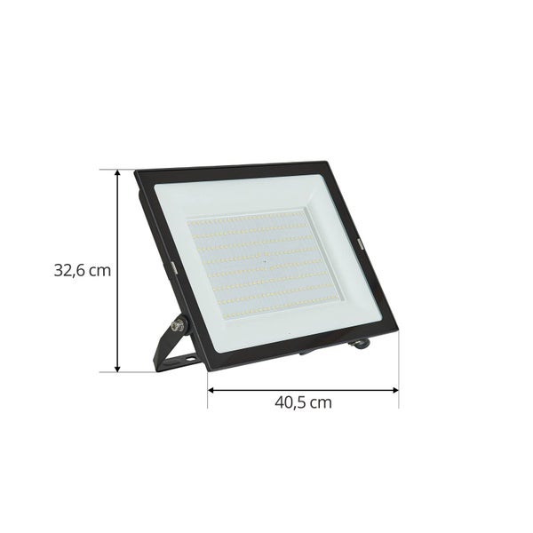 Schwarzes LED-Flutlicht mit Montagebügel, Höhe 32,6 Zentimeter und Breite 40,5 Zentimeter.