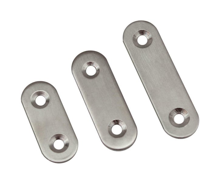 Drei flache Verbinder aus Metall mit je zwei Senkbohrungen zur stabilen Verbindung von Holzbauteilen.