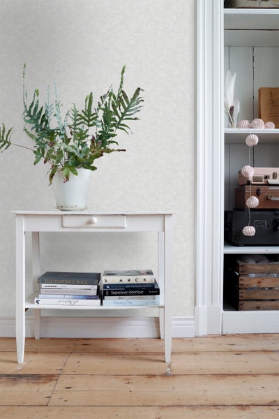 Dekoratives Interieur mit einem Tisch, Pflanzen und einem Regal