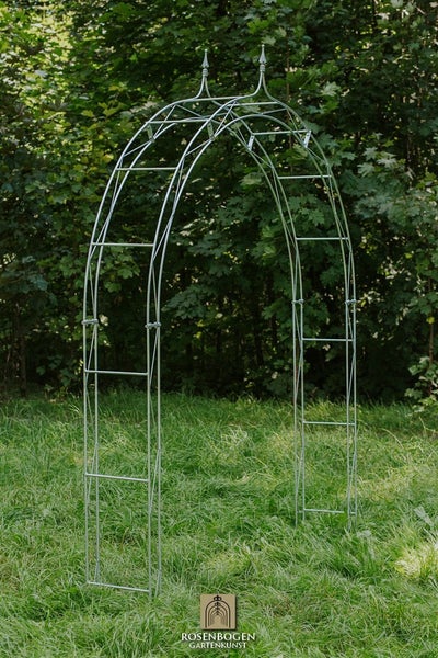 Rosenbogen aus Metall im Garten
