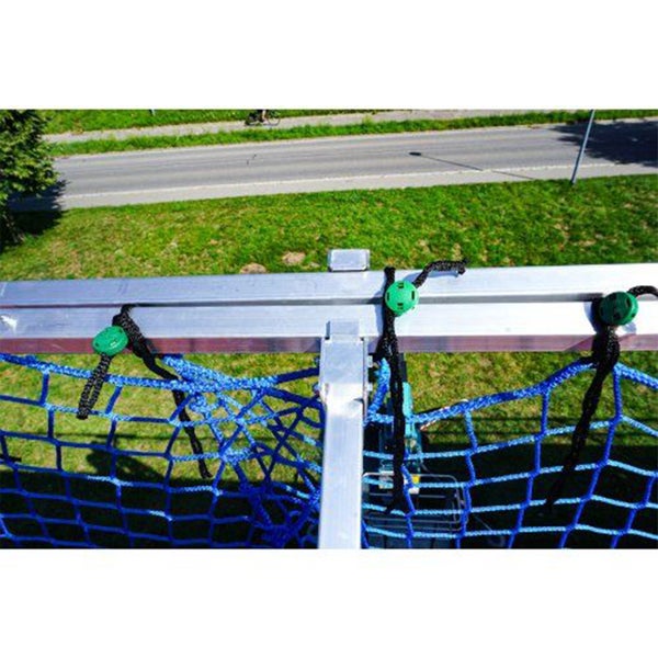 Detailansicht eines blauen Schutznetzes mit Befestigung an einem Rahmen