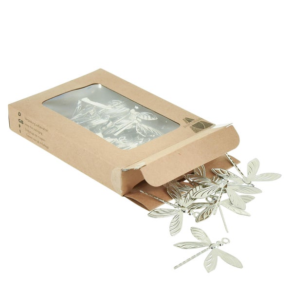 Dekorative Libellenanhänger in einer braunen Papierverpackung.