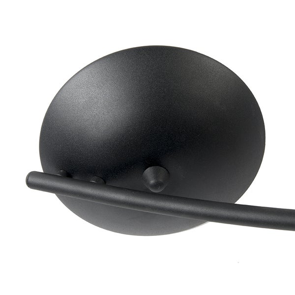 Detail einer schwarzen Wandleuchte mit rundem Schirm