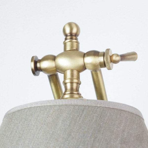 Detail einer Tischleuchte mit Textilschirm