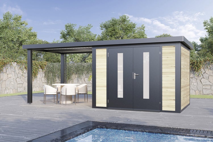 Gartenhaus mit integriertem Terrassendach und Doppeltür mit Glaseinsätzen, platziert auf einer Holzterrasse am Pool.
