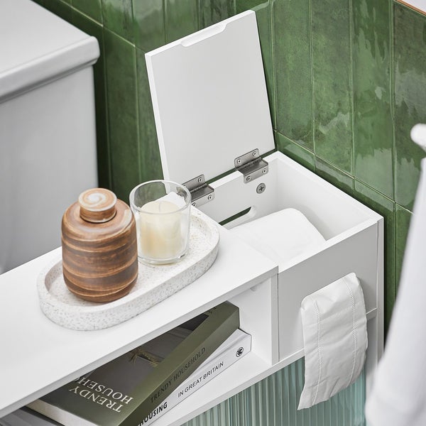 Badezimmer Szene mit weißem Badregal, das Toilettenpapier, ein Keramikgefäß, eine Kerze und Bücher hält