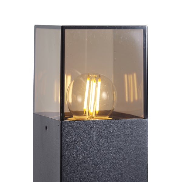 Moderne quadratische Außenleuchte mit schwarzem Metallsockel und Rauchglasgehäuse inklusive LED-Filament-Leuchtmittel.