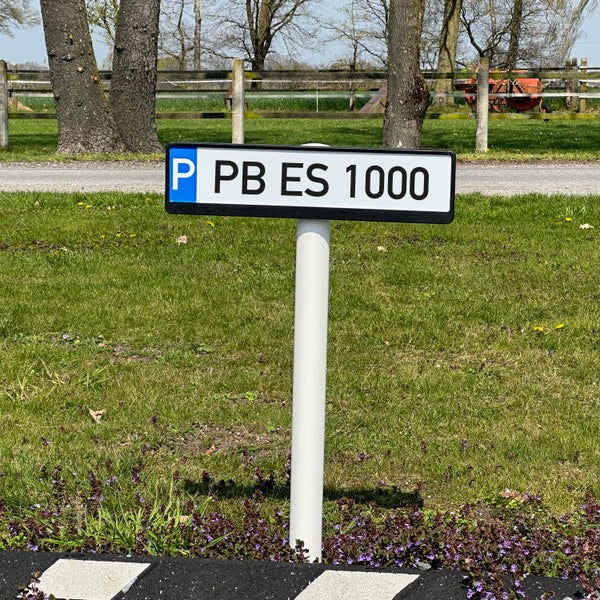 UvV Parkplatzschild + Halterung + Standpfosten + individueller Text / Kennzeichenhalter zum Betonieren + Reflexfolie