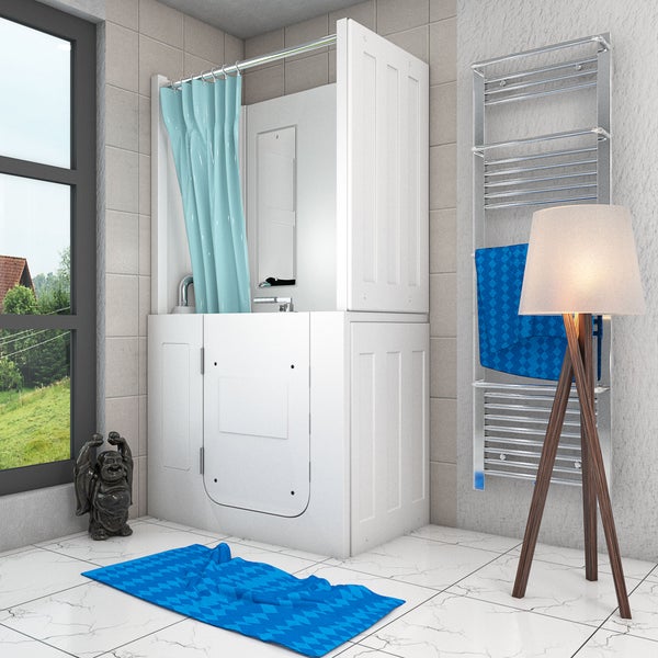 Helles Badezimmer mit weißer Sitzbadewanne mit Einstiegstür, blauem Duschvorhang, Handtuchheizkörper, blauem Badeteppich und Dreibein-Stehleuchte.