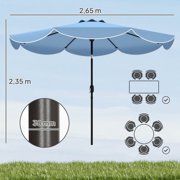 Blauer Sonnenschirm mit gewelltem Rand über einem Gartentisch aus Holz und vier Stühlen in einem blühenden Garten.