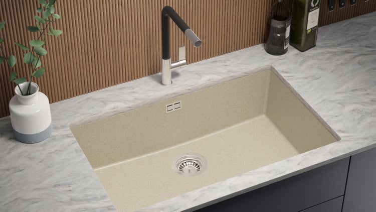 Spüle aus Quarzkomposit mit Armatur auf einer Küchenarbeitsplatte