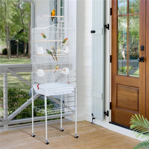 Vogelkäfig aus Metall mit mehreren Vögeln im Innenbereich und Ständer mit Rollen