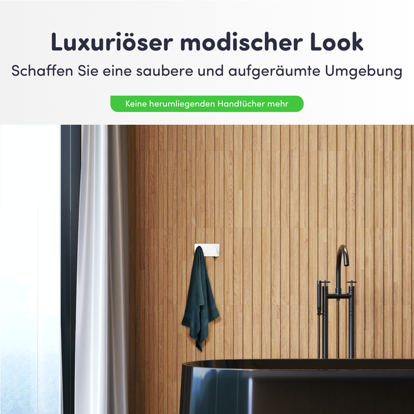 Modernes Badezimmer mit vertikalen Holzpaneelen, einem dunkelgrünen Handtuch an einem Wandhaken und einer schwarzen Badewanne mit Armatur.