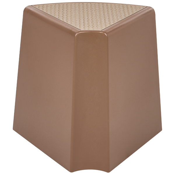 Dreieckiger Hocker aus Kunststoff in Braun mit strukturierter Sitzfläche.