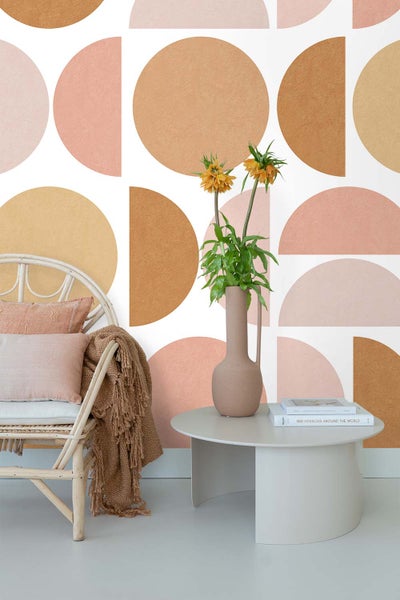 Raumdekoration mit Rattansessel, Tisch und geometrischer Tapete