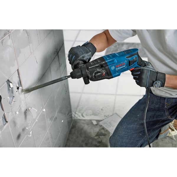 Bosch Professional Bohrhammer GBH 2-21 beim Entfernen von Wandfliesen mit einem Meißel.