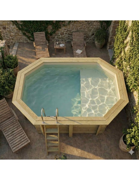 Holzpool mit Leiter und Liegestühlen im Garten