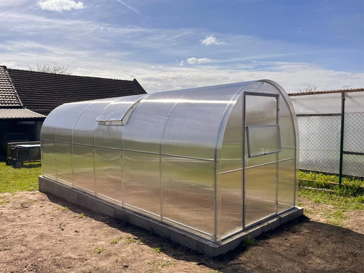 Gewächshaus aus Polycarbonat mit Fenster und Tür