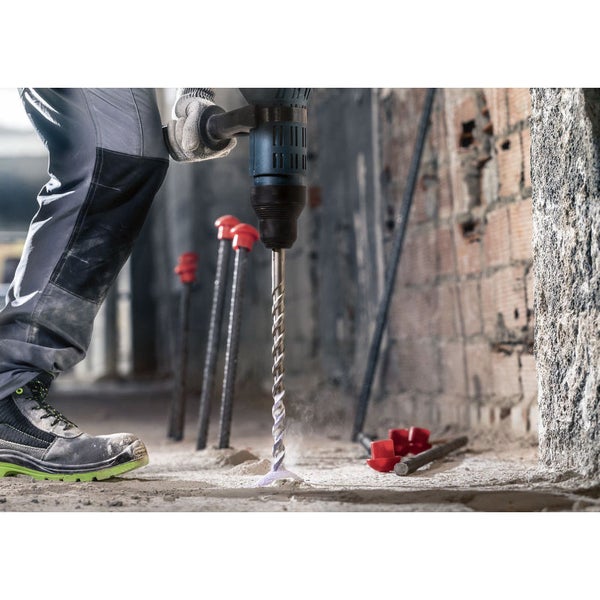 Bohrarbeiten mit einem Bohrhammer auf einer Baustelle