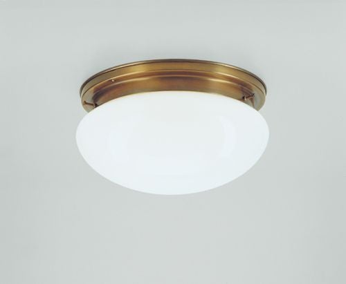 Deckenleuchte mit rundem, weißem Glasschirm und Metallfassung