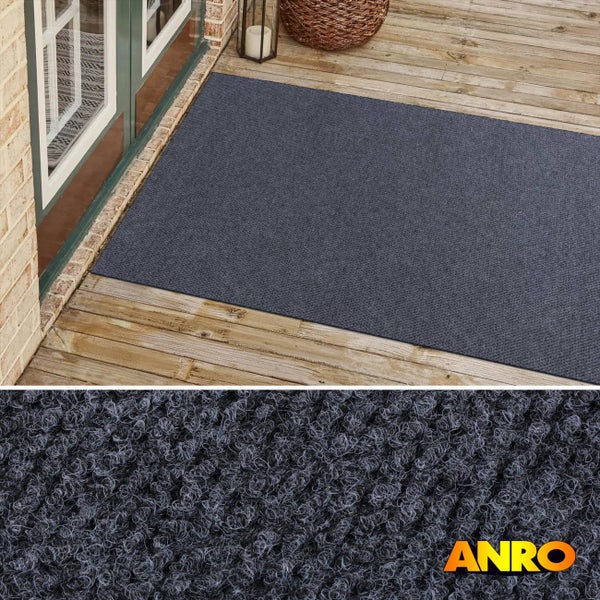 Dunkelgraue Schmutzfangmatte auf Holzterrasse vor einer Tür, Detailansicht der Oberflächenstruktur, ANRO Logo.