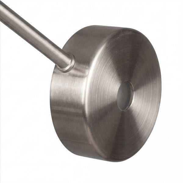 Nahaufnahme einer runden Wandleuchte aus gebürstetem Metall mit einem Verbindungsarm.