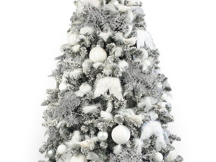 Ein künstlicher Weihnachtsbaum mit Schneeoptik, dekoriert mit Weihnachtskugeln, Federn und Vogelornamenten.