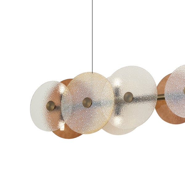 Moderne Hängeleuchte mit runden, strukturierten Glasscheiben an einer metallischen Schiene für ein stilvolles Interieur.