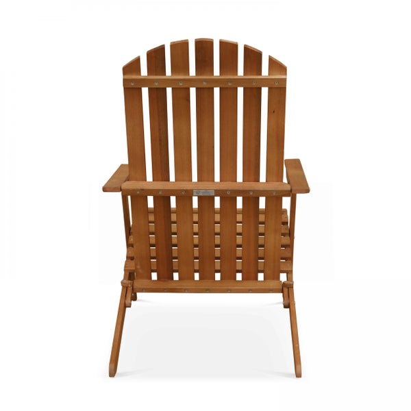 Rückansicht eines braunen Adirondack-Gartenstuhls aus Holz aus nachhaltiger Waldwirtschaft mit Lattenrückenlehne.