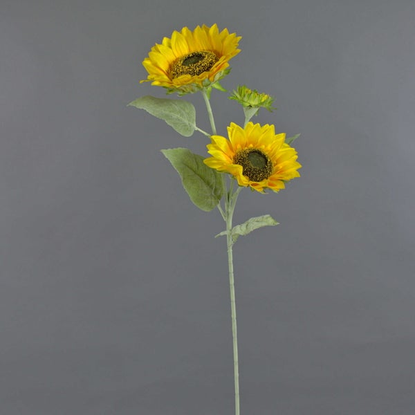 Gelbe künstliche Sonnenblume aus Textilmaterial in Nahaufnahme.