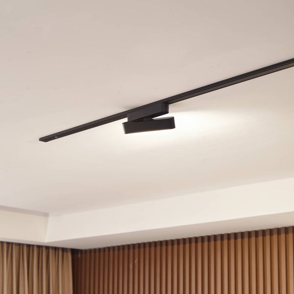 Schwarzes LED-Schienensystem mit rechteckigem Strahler an der Decke montiert.