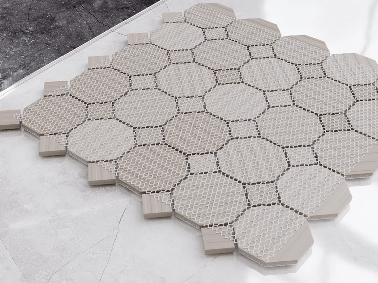 Mosaikfliesen im Oktogon-Design mit quadratischen Einlegern auf Netz.