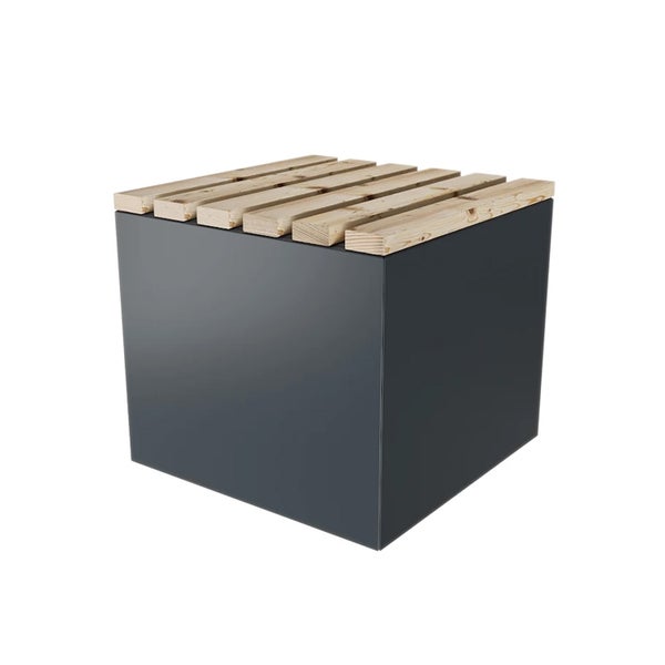 Moderner quadratischer Gartenhocker mit dunkelgrauem Metallkorpus und einer Sitzfläche aus hellen Holzlatten.