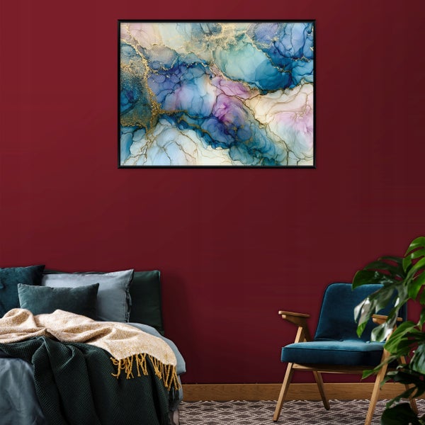 Wandbild mit abstrakter Alkohol Tinte Kunst in einem Rahmen an einer dunkelroten Wand im Schlafzimmer mit Sessel und Pflanzen.