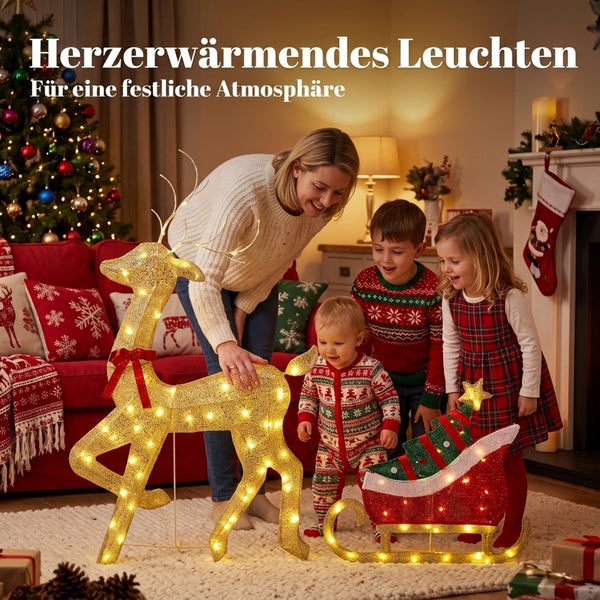 Familie betrachtet leuchtendes Rentier und Schlitten als Weihnachtsdekoration im Wohnzimmer