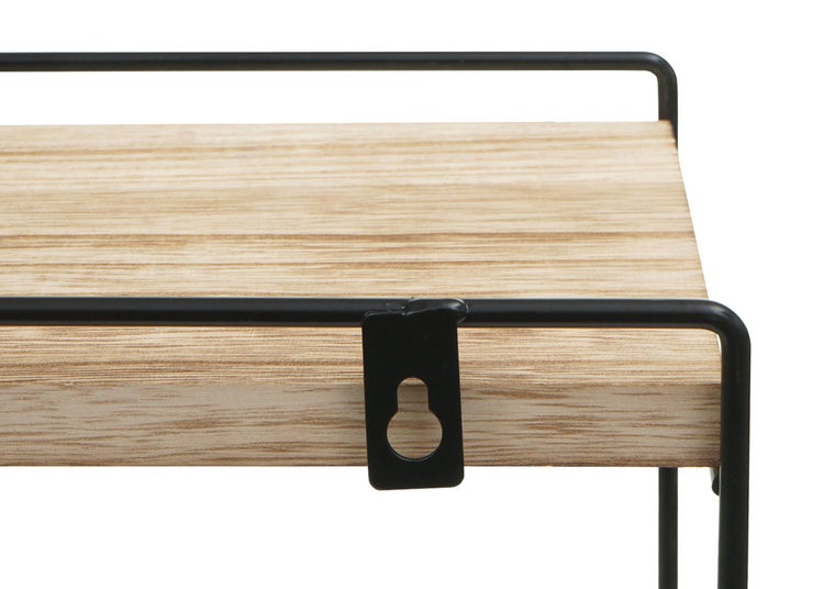 Detailaufnahme eines Wandregals mit Holzplatte und schwarzem Metallgestell