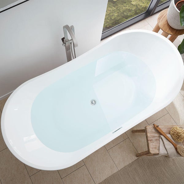 Freistehende ovale Badewanne in einem modernen Badezimmer mit bodenstehender Wannenarmatur und Holzaccessoires.